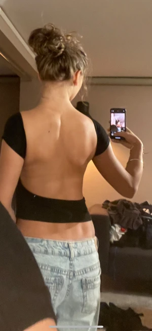 Svart topp med öppen rygg  - Fin svart topp med öppen rygg💕