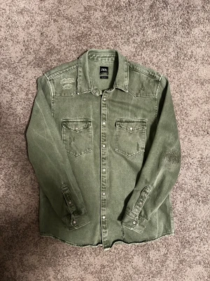 Overshirt  - Säljer nu min as snygga overshirt från Zara, med schyssta slitningar. Den är använd 2-3 ggr och har inga defekter. Nypris 800kr. Hör gärna av dig vid funderingar ☺️