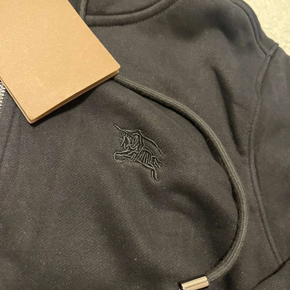 Svart hoodie från Burberry med dragkedja - 1