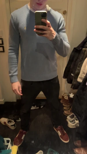 Ljusblå stickad tröja från Polo Ralph Lauren - Snygg ljusblå stickad tröja från Polo Ralph Lauren med klassisk gul broderad logga på bröstet. Tröjan är i xs men skulle mer säga att den sitter som S och M. Själv är jag 179 och den sitter som en smäck för mig. Inga defekter eller något liknande. Det är bara att höra av sig vid några funderingar