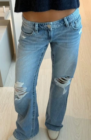 Ljusblå bootcut jeans med slitningar - använda 1 gång!!! Strl S, nypris ca 430kr🤍 lowwaist 