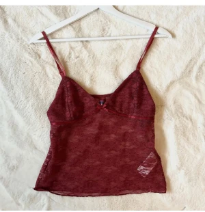 Spets top från Edikted - Säljer det populära spetslinnet från edikted! Med röd spets, smala axelband och en liten rosett framtill.  Perfekt vid utgång!🫶🏼🤍 