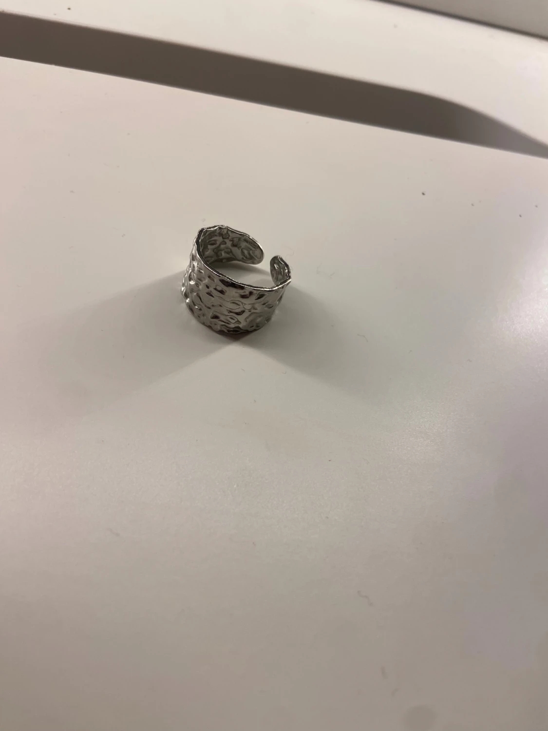 Bred silverfärgad ring med hamrad yta - 4