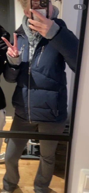 Svart pufferjacka från Sail Racing - Säljer en svart pufferjacka från Sail Racing med huva och dragkedja framtill. Jackan har logga på bröstet och ärmarna, samt två praktiska bröstfickor med dragkedja. Perfekt för kalla dagar och riktigt snygg streetstil. andra bilen är bara en referens de är den blå som jag säljer 