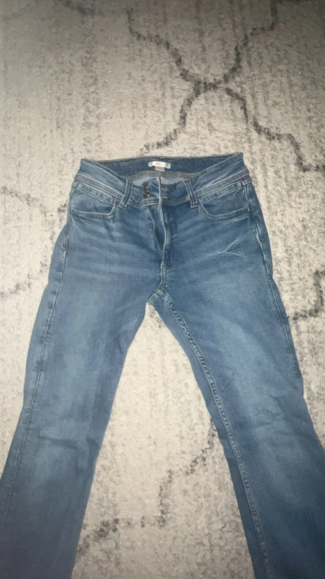 Blå jeans med broderad bakficka