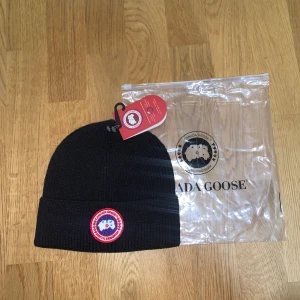Canada Goose beanie mössa - Mycket fin svart Canada Goose Beanie mössa. Oanvänd. Svart. No size