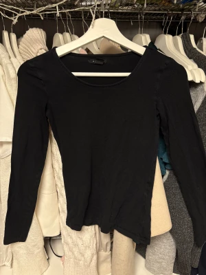 Svart långärmad topp från Amisu - Långärmad tröja från Amisu. Perfekt basplagg i garderoben