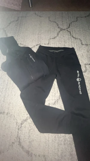 Svarta Sail Racing sett  - Säljer detta jättefina sail racing sättet eftersom att det inte är min stil längre. Super fint till lugna/jobbiga dagar. Inte mycket använda. Inga defekter eller något liknande! Pris kan diskuteras 