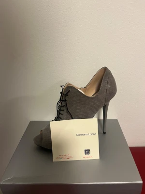Gianmarco Lorenzi dam klackskor - ✨ Exklusiva Gianmarco Lorenzi klackskor – i mycket fint skick! ✨ Säljer ett par eleganta och lyxiga skor från Gianmarco Lorenzi, kända för sin italienska design och höga kvalitet. Skorna är i bra skick, väl omhändertagna och redo för en ny ägare. Ett perfekt val för dig som vill ha exklusiva designerklackar till ett riktigt bra pris.  📩 Skriv gärna om du har frågor eller vill se fler bilder! Nypris ligger på runt 5000 kr
