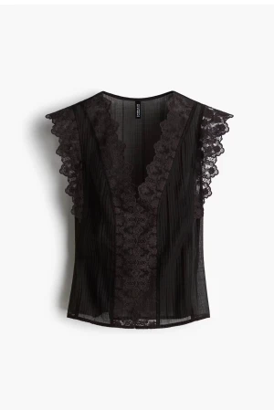 Spets topp - Säljer denna slutsålda toppen från H&M, aldrig använd eller testad, prislapp kvar