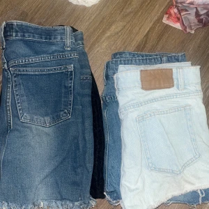 Säljas jeansshorts och jeanskjolor. - Säljer 4  par jeansshorts/kjolar  i olika stolekar 34, S  både mörkblå och ljusblå. Dm för mer bilder å info.