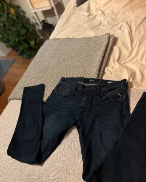 Replay Anbass mörkblå jeans 32/34 - Snygga och sköna jeans, bra jeans för bra pris, anbass, storlek W32 L34, helt okej skick, mörk mörkblå så blir dunder i vinter