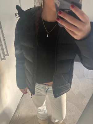 Svart Everest jacka - Everest jacka i super bra skick. Jackan har även handvärmare se bild 4. Pris kan diskuteras!