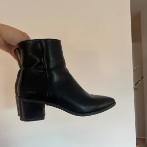 Boots - Ett par svarta supersköna snygga boots från XIT i storlek 39! Lite av-skavt på ena spetsen men annars fint skick. Säljer för 125kr😊