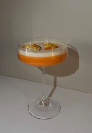 Doftljus - Här är ett av våra design ljus. Den så kallade tropical twist 🍊 Den doftar grape/apelsin och brinntiden är över 24 h 🤍Ifall man önskar kan man få det inslaget i cellofan  då den passar perfekt som julklapp/present!! Skriv vid funderingar 