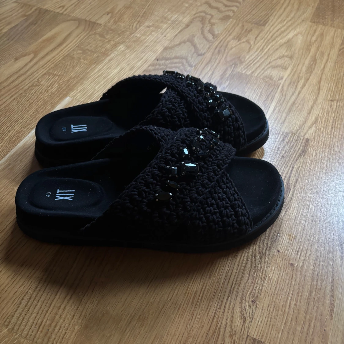 Svarta tofflor med detaljer  - 1