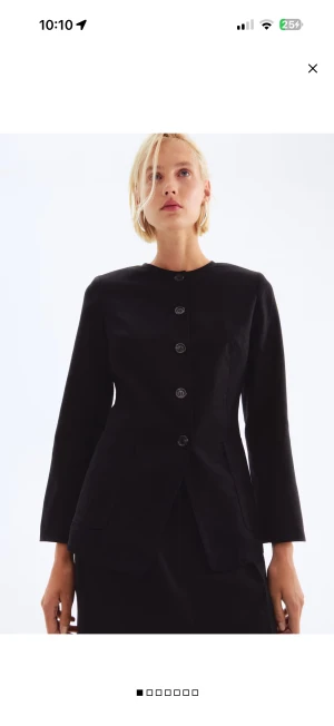 NY FIGURNÄRA KAVAJ | H&M - Svart figurnära kavaj i vävd viskos- linblandning. Storlek XXS, ny med prislapp från H&M. Nypris 549kr. Tunna axelvaddar, fickor och slits vid ärmslut.  