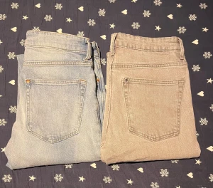 Två Regular Tapered jeans från H&M - Säljer två par Regular Tapered jeans från H&M i storlek 29/32. Ena paret är ljusblått och det andra är ljusgrått. Båda har klassisk femficksdesign, raka ben med avsmalnande passform och är tillverkade i mjukt bomullsjeansmaterial. Perfekt för dig som gillar enkel och clean stil.                                                    400 kr för två par jeans!!!!🔥