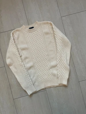 GRAND FRANK STICKAD TRÖJA - Tjena! Säljer denna riktigt sköna stickade tröja från Grand Frank Stocholm✔️ Storlek S✔️ Skriv vid minsta fundering✔️