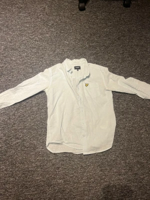 Ljusblå Lyle & Scott skjorta - Riktigt fet Lyle&Scott skjorta🤝🏼👔 Perfekt om du vill slänga på nånting över en vit thsirt eller bara ha en skön fräsch skjorta till sommarn!☀️