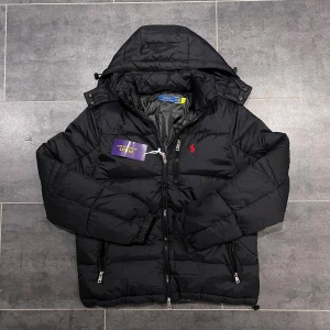 Svart pufferjacka Polo Ralph Lauren - Säljer denna Ralph Lauren puffer i perfekt skick.