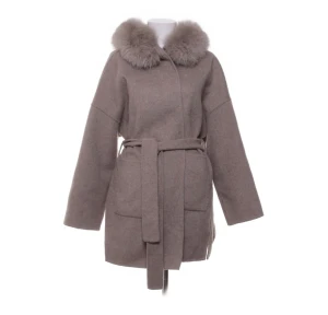 Born In Stockholm kappa  - Köptes från sellpy för ett tag sen men har ej används då den är lite för stor. Jättefin till vintern nypris:4500  Storlek: M 