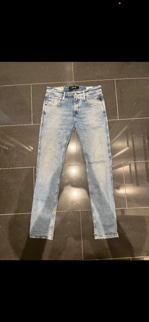 Replay jeans - Ritkigt feta replay jeans i väldigt bra skick, storlek 28/32, modellen är anbass. 