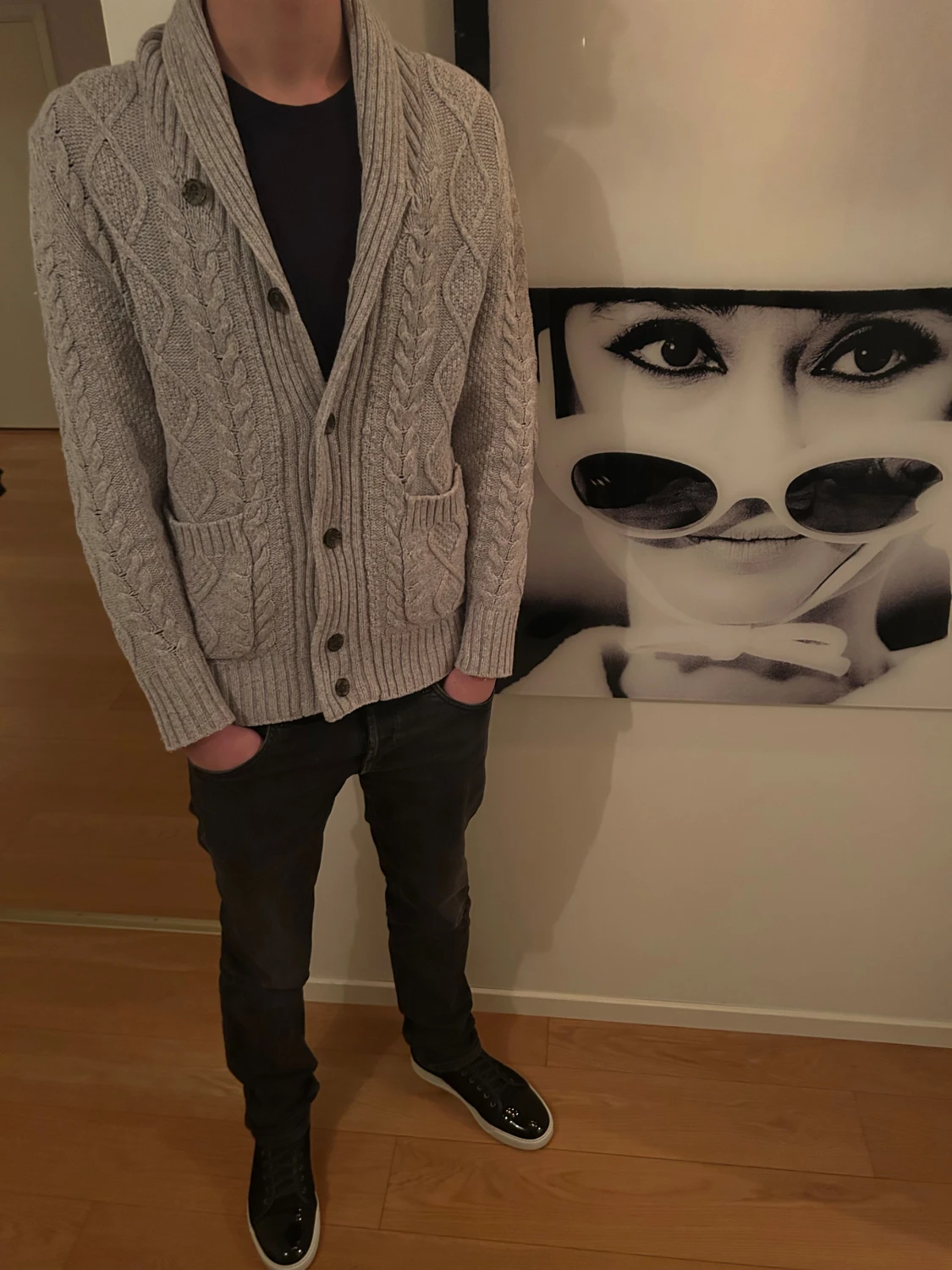 Grå stickad kofta med knappar