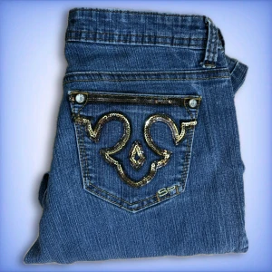 Southpole Bootcut jeans - Ett par snygga southpole bootcut, lågmidjade jeans i ett fint skick! Innerbenslängd: 77cm💙 midjemått tvärs över: 36cm💙