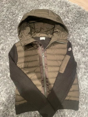 Olivgrön Moncler cardigan - Tvärfet Moncler cardigan | storlek S | Nyskick använd ett par gånger | fråga vid funderingar!