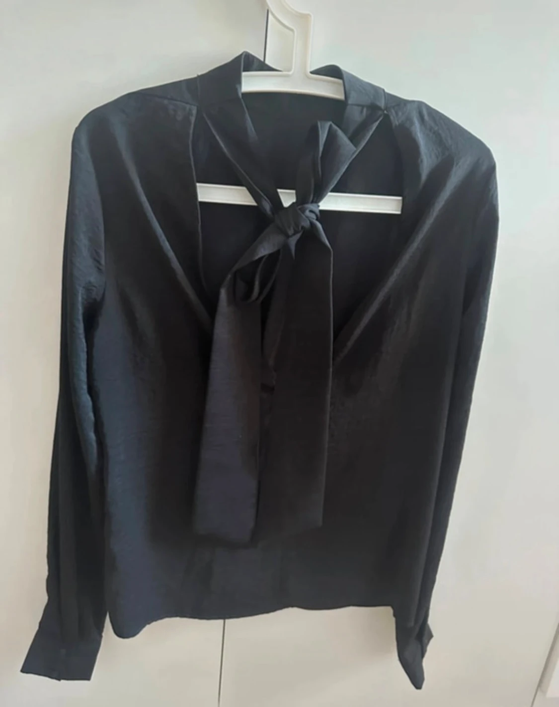 Svart blus med öppning i ryggen - 1