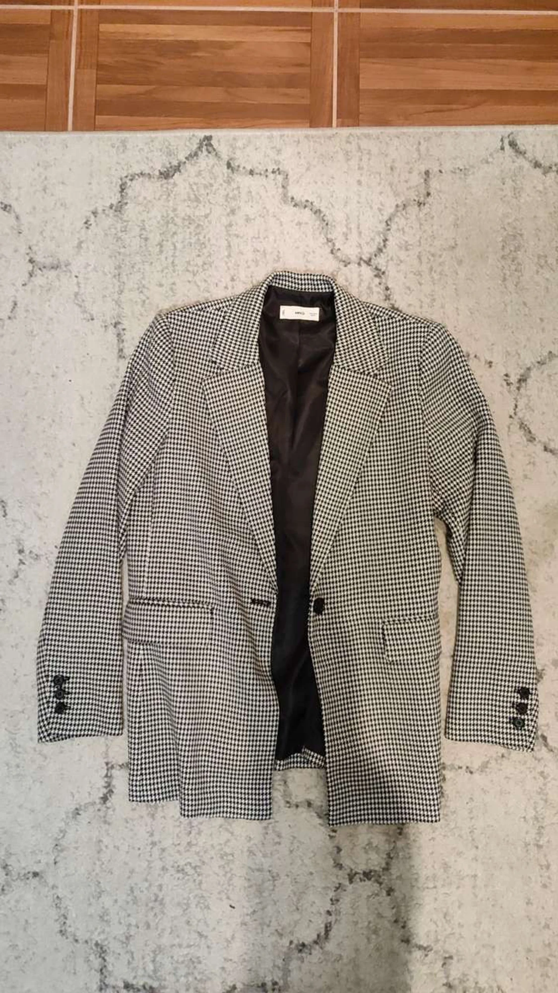 Svartvit rutig kavaj från Mango