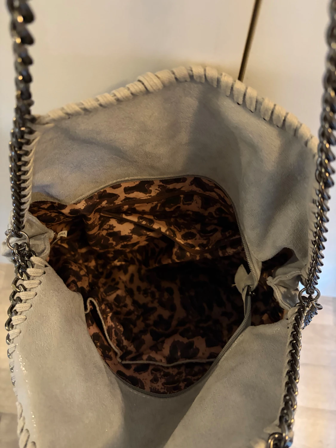 Grå axelväska med kedjedetaljer - 1