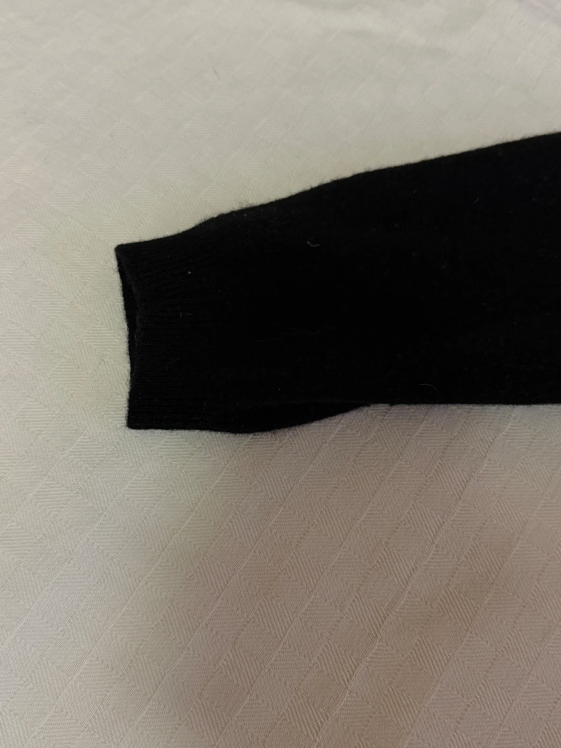 Svart v-ringad tröja från Benetton - 1