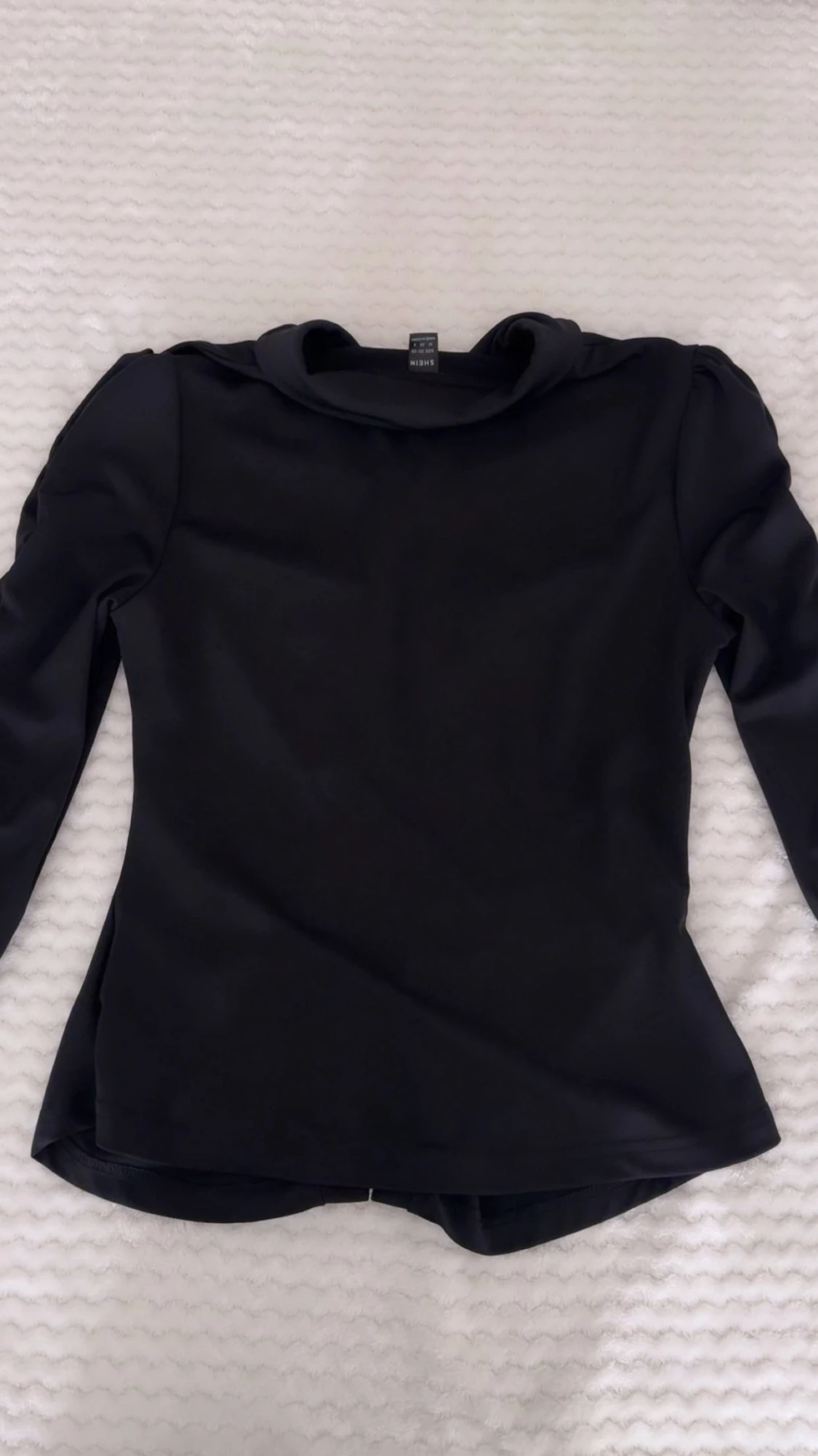 Svart skjorta med rynk från SHEIN - 1