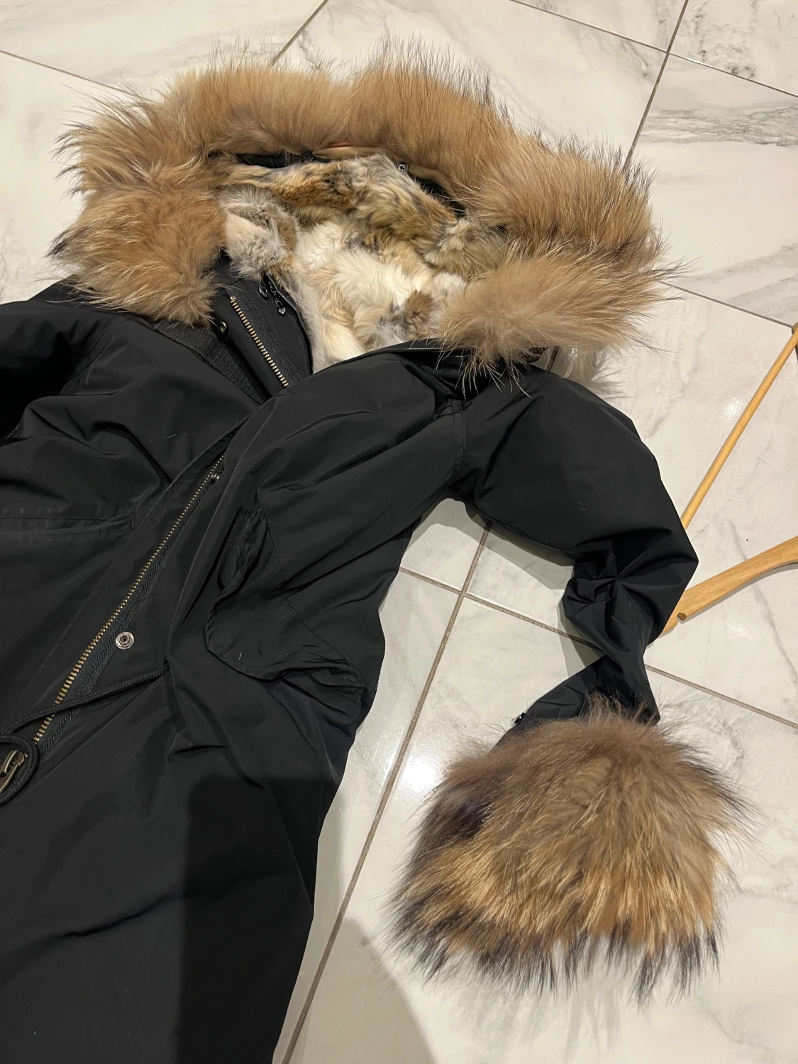 Svart parkas med pälsdetaljer - 4