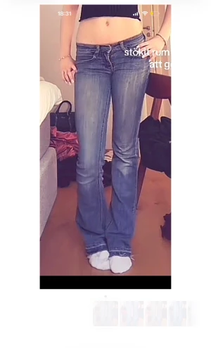 Blå bootcut jeans från Calvin Klein - Snygga blå jeans från Calvin Klein med bootcut passform och låg midja. Klassisk femficksmodell med slitningar och ljusare tvätt på låren. Jeansen har detaljerade bakfickor med broderi och rå kant vid benslut. Perfekta för en avslappnad och cool stil. Midjemått 70💞