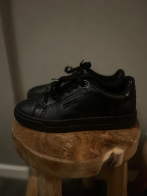 Skor storlek 38 - Ett par svarta enkla skor i storlek 38 endast använda ett fåtal gånger. 200kr 