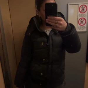 Bommerang vinter jacka  - Säljer denna jätte snygga jacka från bommerang i storlek xxs men de är rätt så stor i storlek så hade sagt att den passar S då jag har de,den är rätt väl använd och har små defekter på ärmarna.Köpt för runt 6000 men sänker priset då den som sagt är väl använd.Sitter jätte fint.pris kan diskuteras vill bara bli av med den 💓