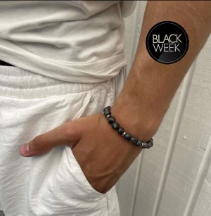 Stenarmband - MÖRKGRÅ - Snyggt STENARMBAND från Montore. 8mm pärlor med metalldetaljer. Vid fler frågor eller funderingar, hör av dig!