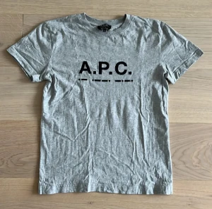A.P.C. T shirt - Snygg grå t-shirt från A.P.C. med svart logotyptryck på bröstet.  Storlek XS och i bra skick. Priset är förhandlingsbart!