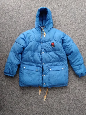Fjällräven Expedition  - En blå Fjällräven Expedition dunjacka i storlek 44-46 som motsvarar S-L dam. Ser gärna att man betalar samma dag då jag alltid postar dagen efter, om inte vi gör upp något annat bara du hör av dig.