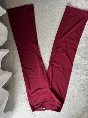 Vinröda byxor  - Skriv vid intresse!