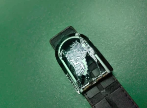 Svart rutig Burberry skärp i skinn - Säljer ett svart Burberry bälte i skinn med klassiskt rutmönster och silverfärgat spänne med graverad ryttare. Bältet har en stilren och lyxig vibe, perfekt för dig som vill ha något extra till outfiten. Kommer med originalförpackning och Burberry-påse.