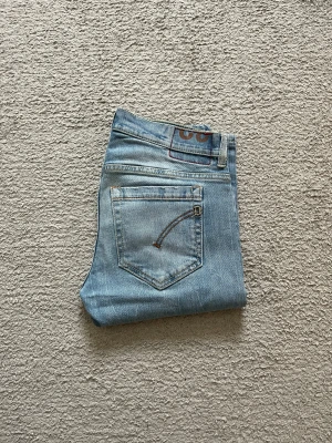 Dondup George Jeans - Ett par väldigt schyssta Dondup George jeans i slim fit, storlek 32. Nypriset ligger runt 4 000 kr och skicket på dessa är 9/10. Hör av er vid övriga frågor!