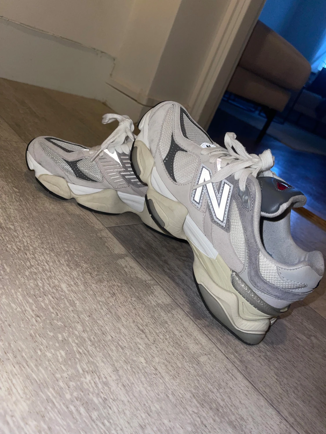 Grå New Balance sneakers med chunky sula - 1