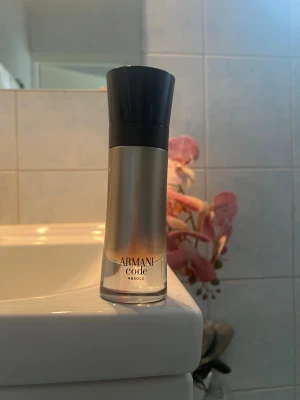 Armani Code Absolu Parfym 60 ml - Armani Code Absolu parfym 60 ml. Parfymen är ”discontinued” och går inte längre att köpa i butik eller online. Folk säljer den skitdyrt på eBay men jag säljer den billigare :) Ca 55 ml kvar.