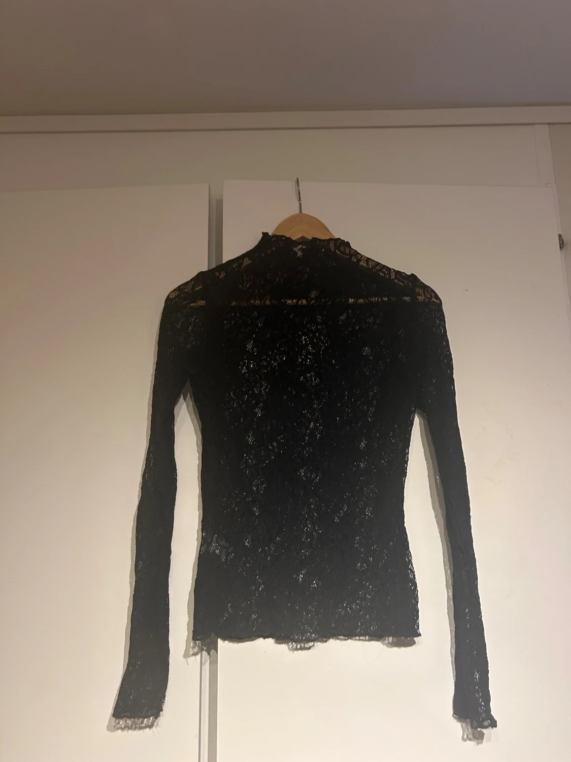 Svart spetsblus med lång ärm från MQ