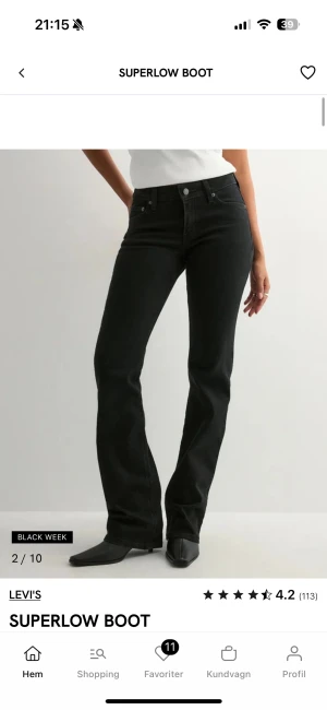 Levi's Superlow Boot svarta jeans - Säljer mina Svarta Superlow Boot levi’s jeans med låg midja. Obs dom är tvättade några gånger så inte lika kol svarta i färgen och har även små slitningar längst ned men detta syns ej när de är på💕