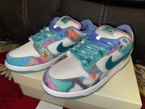 Nike Futura Laboratories x Dunk SB Low Bleached Aqua, oanvänd med kvitto - Säljer dessa snygga Nike Futura Laboratories x Dunk SB Low Bleached Aqua som är helt nya, inte använda och skickas tillsammans med kartong och kvitto. 